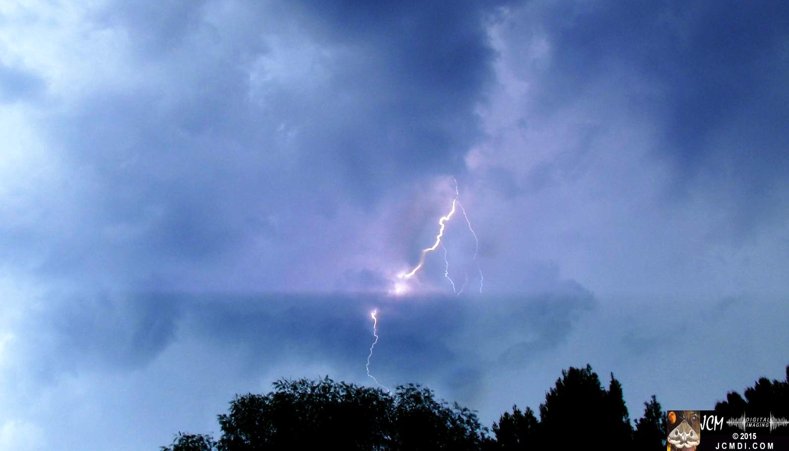 A lightning flash over Santa Clarita, Sep. 09, 2015 JCMDI.COM